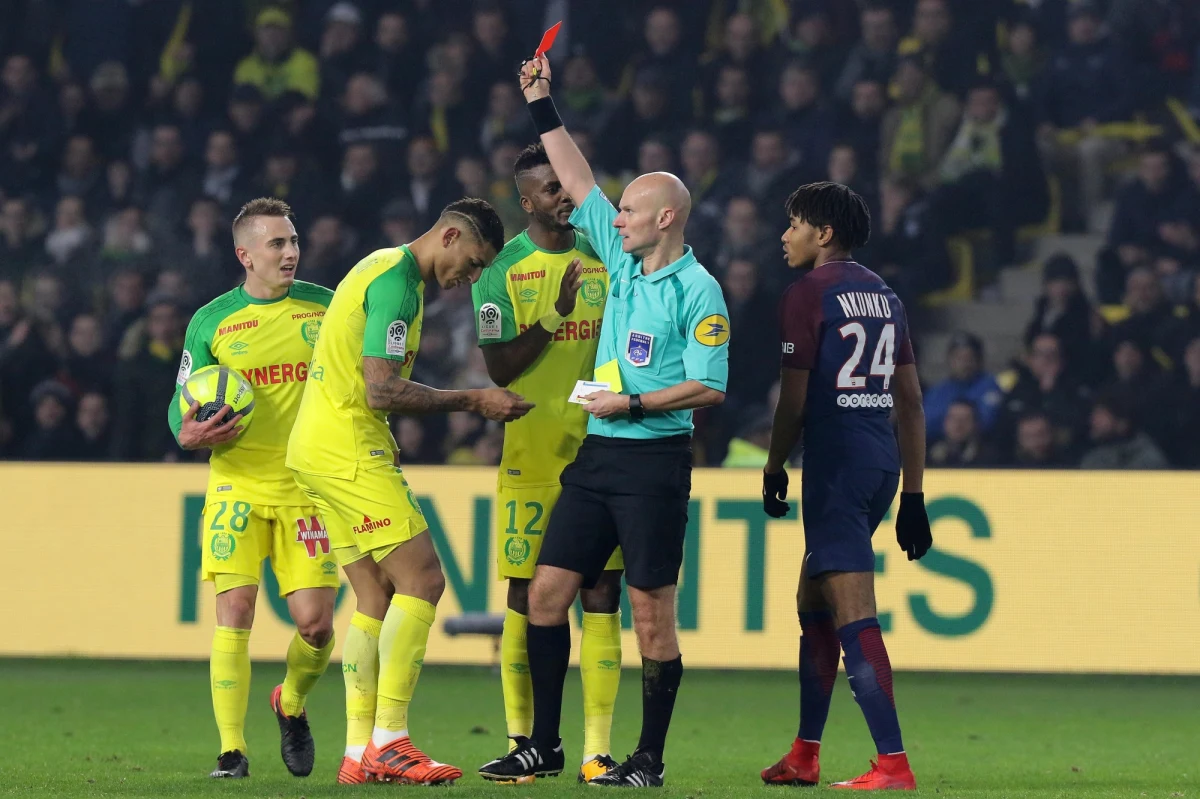 Antybohaterem meczu 20. kolejki Ligue 1 Nantes - Paris Saint Germain (0-1) był sędzia Tony Chapron. W końcówce spotkania arbiter kopnął zawodnika "Kanarków" Diego Carlosa i... wyrzucił go z boiska. Oburzenia nie krył prezes Nantes Waldemar Kita, który nazwał decyzję Chaprona "skandaliczną".