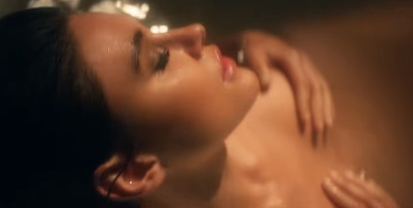 "El Baño" (pol. łazienka) to najnowsza piosenka Enrique Iglesiasa. Gorący klip od piątku 12 stycznia zanotował już ponad 15,8 mln odsłon.