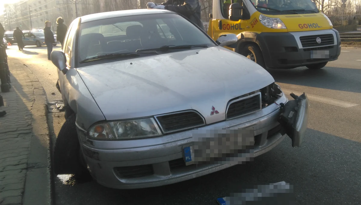 Policyjny pościg ulicami Warszawy. Dwaj mężczyźni, którzy siedzieli w aucie zaparkowanym na ul. Grójeckiej, na widok funkcjonariuszy - którzy chcieli ich wylegitymować - zaczęli uciekać. Wciąż są poszukiwani.