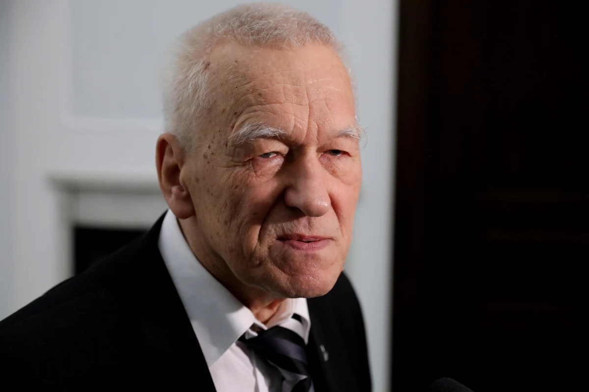 "Najlepiej pozostawić obowiązujący od wielu lat kompromis w sprawie aborcji i obecnie nie ruszać tego tematu” – stwierdził poseł Kornel Morawiecki, szef koła parlamentarnego Wolni i Solidarni. "Praca nad ewentualnymi zmianami w ustawie wymagałaby debaty publicznej, wypowiedzi zwykłych ludzi i opinii ekspertów np. etyków, filozofów” – dodał.