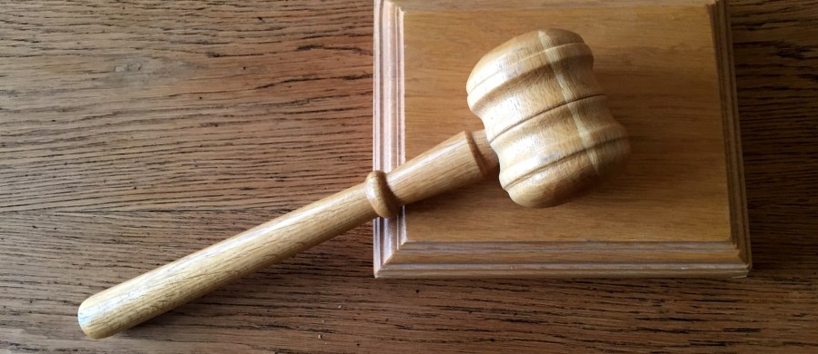 ​Nie było gróźb karalnych, była manifestacja poglądów politycznych - uznała łomżyńska prokuratura rejonowa i odmówiła wszczęcia śledztwa w sprawie wpisu w mediach społecznościowych, zawierającego zdanie: "dostawić szubienice i powiesić całe PO".