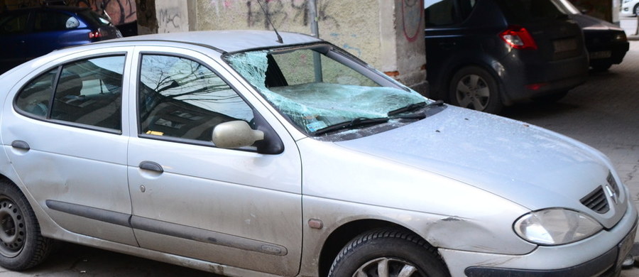 Jest 3-miesięczny areszt dla Sebastian B., zamieszanego w sprawę śmierci dwóch osób na ulicy Płockiej w Warszawie. 37-latek usłyszał zarzut zabójstwa 72-letniego mężczyzny, którego zwłoki odkryto w sobotę w mieszkaniu na 5. piętrze kamienicy. Przed budynkiem znaleziono natomiast ciało 51-letniej kobiety.