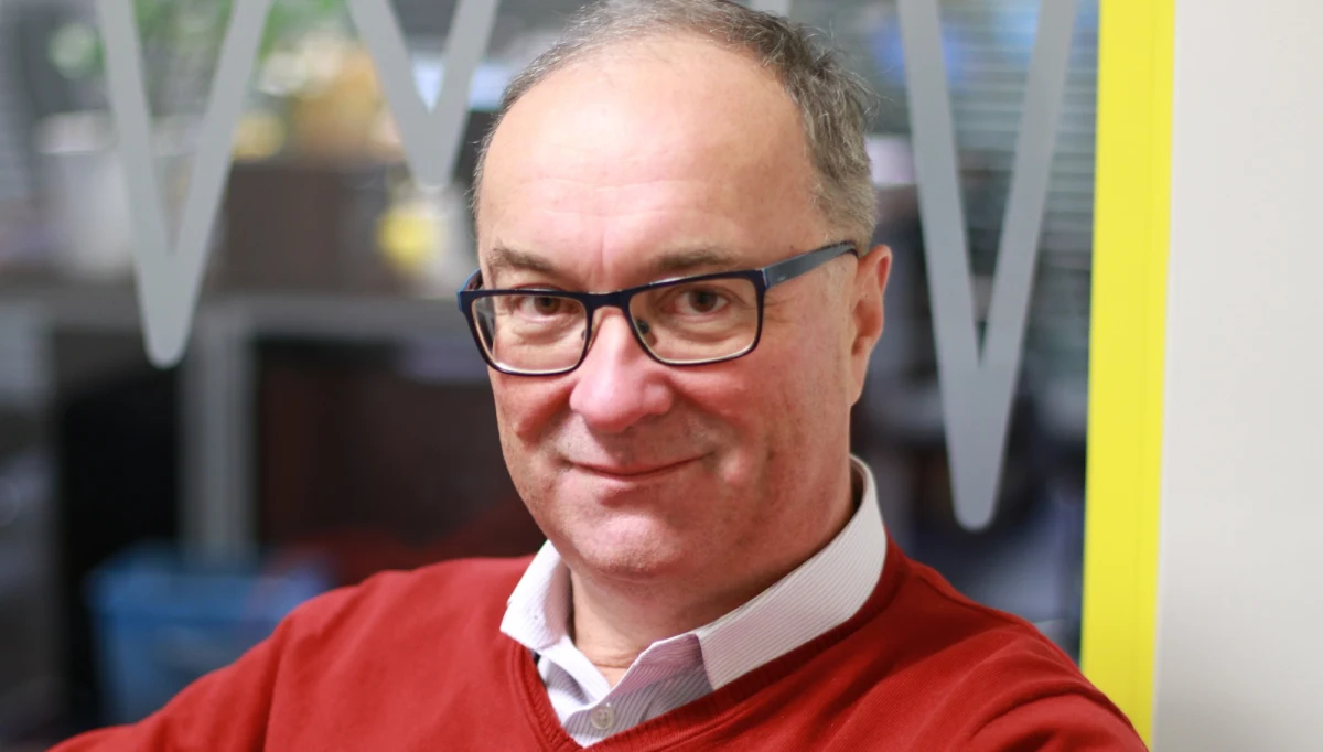 „Nie wszystko w SLD kwitnie, ale przynajmniej wszystko jest normalnie. Obiecujemy, zwykle dotrzymujemy i idziemy do przodu” – mówił w Popołudniowej rozmowie w RMF FM przewodniczący Sojuszu Lewicy Demokratycznej Włodzimierz Czarzasty. Szef SLD skrytykował ostatnie poczynania parlamentarnej opozycji ws. głosowania nad projektami obywatelskimi dot. aborcji. „Opowiadamy jasno i precyzyjnie, że zrobimy to i to, a robimy co innego. Przychodzimy na wiece i robimy sobie selfie z różnymi ludźmi, z kobietami, bo to się niesie, przynosi punkty, przynosi procenty” – wyliczał. „Bywało tak w przeszłości i za to, co te partie robiły, to dostały po nosie” – podkreślił. Pytany, czy zagłosowałby za projektem Ratujmy Kobiety, odpowiedział, że „bez wahania”. „To jest projekt społeczny, pod którym m.in. SLD zbierało podpisy i każdy projekt społeczny powinien trafić do komisji sejmowej” – podkreślił Czarzasty. Na pytanie o kontrowersyjny przepis dot. zezwolenia 15-latce na aborcję odpowiedział: „Jeżeli pozwalamy karnie współżyć do 15. roku życia, no to są konsekwencje tego współżycia. A jakby pan zareagował na ten przepis, gdyby dotyczył dziewczynki, która ma 17 lat i 11,5 miesiąca?” – zapytał. Stwierdził także, że protesty opozycji pozaparlamentarnej nikomu nie służą i nie jest to sprawa polityczna. „A może opozycja pozasejmowa zwołuje ludzi pod Sejmem, bo razem z tymi ludźmi zbierała 400 tysięcy podpisów? Może opozycja sejmowa chce być lojalna wobec tych, którym obiecywała, że im pomoże? Czy nie można w tej sprawie być solidnym od początku do końca?” – pytał gość Marcina Zaborskiego.