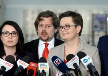 "Der Spiegel": Opozycja w Polsce sama się rozmontowuje