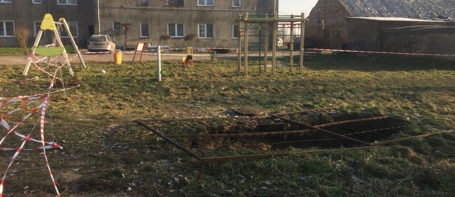 ​O krok od tragedii w Gurowie w powiecie gnieźnieńskim w Wielkopolsce. Na podwórku jednego z bloków zapadł się plac zabaw. Na szczęście nikogo nie było na jego terenie.