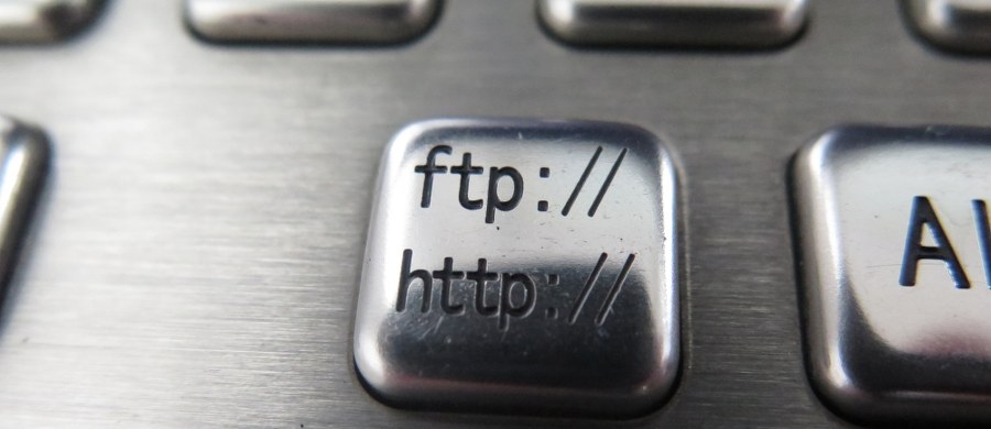 Obecnie ponad połowa (51 proc.) obywateli UE w wieku od 16 do 74 lat korzysta z bankowości internetowej. Jeszcze w 2007 r. było to 25 proc. - podał w poniedziałek Eurostat. W Polsce jest to obecnie ok. 40 proc.