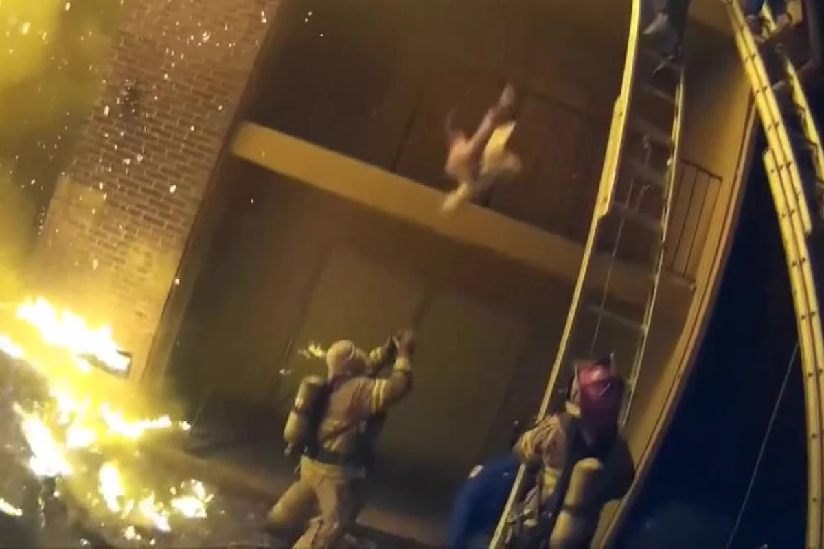 ​Mieszkanka Stone Mountain w stanie Georgia chcąc uratować życie swojego dziecka zrzuciła je z drugiego piętra wprost w ręce strażaka. Dzięki temu zeszła szybciej po drabinie i ocaliła również siebie.