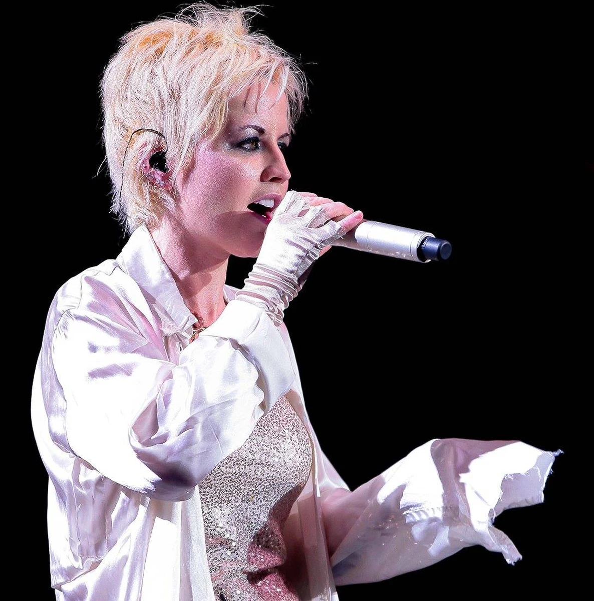 W ostatnich tygodniach Dolores O'Riordan pogrążona była w głębokiej depresji - doniósł amerykański portal TMZ, powołując się na przyjaciół artystki. Co więcej, według ich relacji, wokalistka cierpiała w ostatnim czasie z powodu silnych bólów pleców, które zmusiły ją w ubiegłym roku do odwołania większości koncertów. Dolores O'Riordan zmarła niespodziewanie w wieku 46 lat.