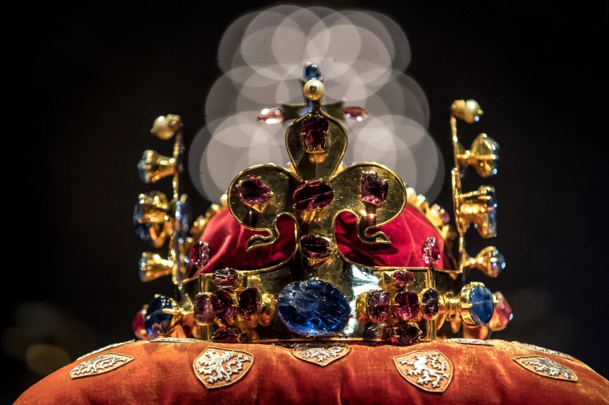 Siedmiu kluczników – prezydent Czech, premier, przewodniczący obu izb parlamentu, burmistrz Pragi, praski arcybiskup i dziekan kapituły katedralnej św. Wita otworzyło skarbczyk w katedrze św. Wita i wyjęło klejnoty koronne. Będą wystawione na praskim Zamku.