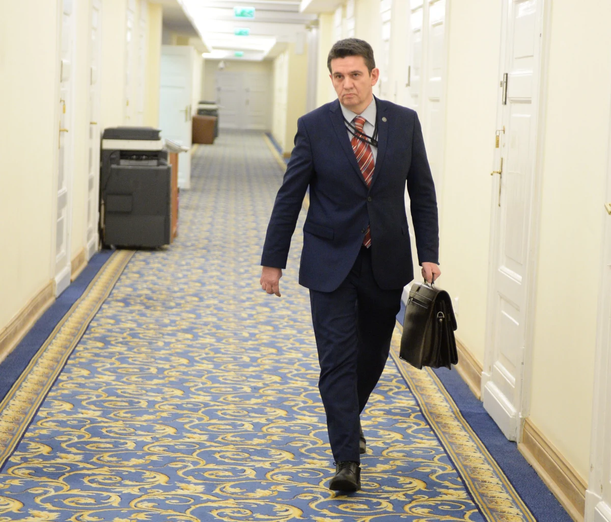 Sejmowa komisja ds. służb specjalnych pozytywnie zaopiniowała kandydaturę Macieja Materki na szefa SKW - powiedział szef komisji Marek Opioła z PiS. Wcześniej Materka pracował jako dyrektor Departamentu Bezpieczeństwa w MSWiA.