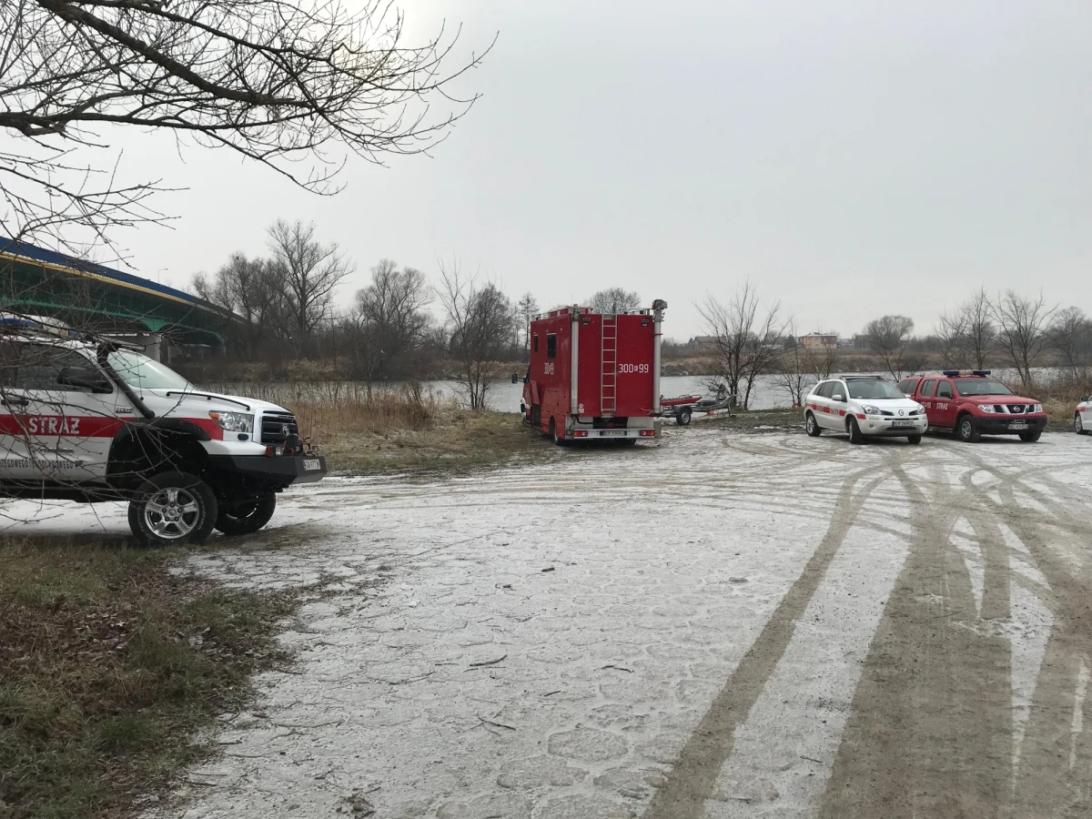 Bez rezultatów zakończył się drugi dzień poszukiwań Piotra Kijanki. Służby przeszukały kolejny odcinek koryta Wisły. Sprawdzały sonarem dno Wisły od stopnia wodnego Dąbie do stopnia Przewóz. Poniedziałkowe przeszukiwania sonarem do stopnia wodnego Dąbie nie przyniosły rezultatów. 34-letni krakowianin zaginął 6 stycznia na Kazimierzu.
