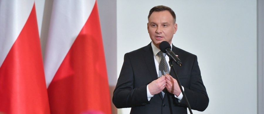 Prezydent Andrzej Duda podjął decyzję o podpisaniu nowelizacji Kodeksu wyborczego. Zawiera ona bardzo wiele rozwiązań popieranych przez niego – poinformował zastępca szefa Kancelarii Prezydenta Paweł Mucha. Chodzi m.in. - jak mówił - o rozwiązania zwiększające transparentność wyborów.