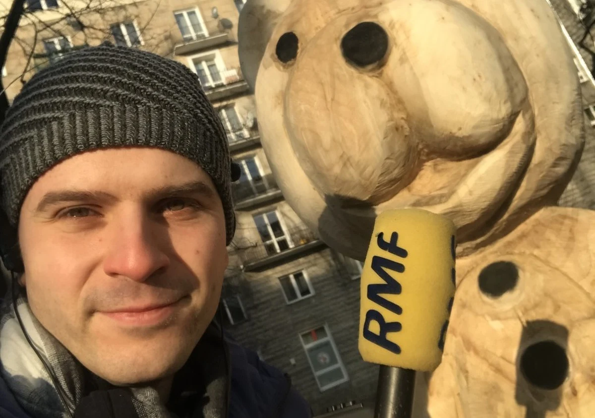 Drewniany pomnik Misia Uszatka stanął w Warszawie. Postać bajkowego misia artyści wyrzeźbili w uszkodzonym przez wichurę drzewie przy ulicy Baśniowej na stołecznej Ochocie. Dzielnica zakwalifikowała spróchniałe drzewo do wycinki. Mieszkańcy zaproponowali, aby zamieniło się w drewnianą rzeźbę Misia Uszatka. Rzeźba została wyrzeźbiona piłą mechaniczną przez Andrzeja ANDRE Zawadzkiego. 