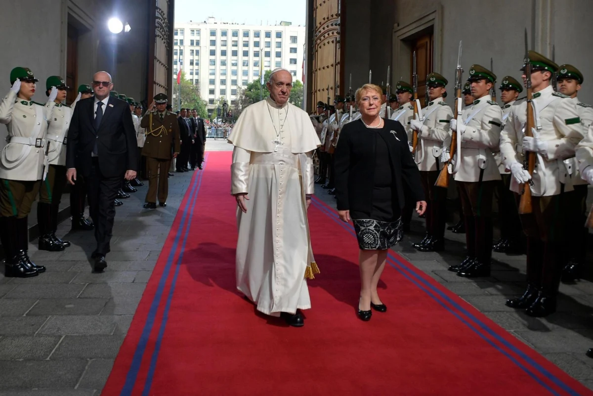 ​Papież Franciszek podczas mszy w stolicy Chile Santiago mówił, że naród tego kraju dobrze wie, co to znaczy odbudowywać, zaczynać wszystko od nowa i podnosić się po upadkach. Apelował o budowę sprawiedliwości, pojednania i pokoju. W homilii wygłoszonej w parku O’Higgins, gdzie zebrało się ok. 400 tys. osób, papież przestrzegał wiernych przed bierną postawą wobec rzeczywistości i wybieraniem dla siebie roli "widza, który staje się smutnym twórcą statystyk tego, co się dzieje".