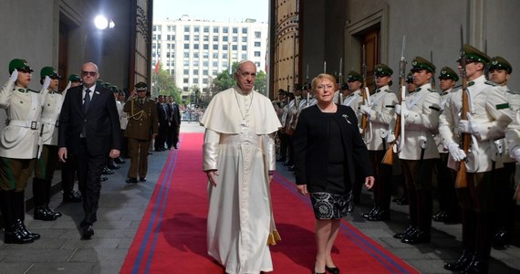 ​Papież Franciszek podczas mszy w stolicy Chile Santiago mówił, że naród tego kraju dobrze wie, co to znaczy odbudowywać, zaczynać wszystko od nowa i podnosić się po upadkach. Apelował o budowę sprawiedliwości, pojednania i pokoju. W homilii wygłoszonej w parku O’Higgins, gdzie zebrało się ok. 400 tys. osób, papież przestrzegał wiernych przed bierną postawą wobec rzeczywistości i wybieraniem dla siebie roli "widza, który staje się smutnym twórcą statystyk tego, co się dzieje".