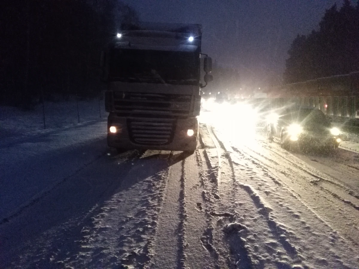 Paraliż obwodnicy Trójmiasta - alarmujecie na Gorącej Linii RMF FM. Policja zamknęła wjazd na obwodnicę od strony Chyloni w kierunku Gdańska. Fatalne warunki do jazdy także w woj. kujawsko-pomorskim, w Wielkopolsce, na Śląsku, w Małopolsce oraz na Mazowszu.