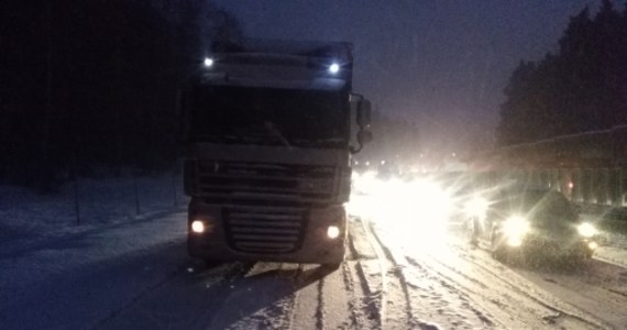 Paraliż obwodnicy Trójmiasta - alarmujecie na Gorącej Linii RMF FM. Policja zamknęła wjazd na obwodnicę od strony Chyloni w kierunku Gdańska. Fatalne warunki do jazdy także w woj. kujawsko-pomorskim, w Wielkopolsce, na Śląsku, w Małopolsce oraz na Mazowszu.