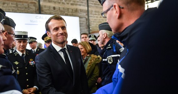 Prezydent Emmanuel Macron złożył hołd pamięci polskiego kierowcy, który zginął ponad pół roku temu kolo Calais we Francji. Przypomnijmy, że powodem tragedii była barykada z drzew ustawiona w nocy na drodze przez afrykańskich imigrantów. 