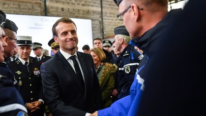 Macron składa hołd pamięci polskiego kierowcy, który zginął z powodu migrantów koło Calais