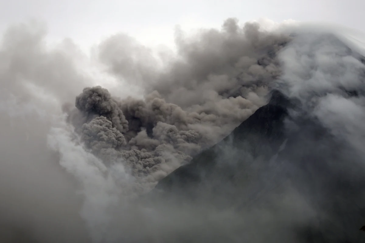 ​Już 34 tys. osób ewakuowano z okolic wulkanu Mayon na filipińskiej wyspie Luzon - poinformowała we wtorek agencja AP. Z krateru tryska fontanna lawy, która spływa po zboczach; sejsmolodzy ostrzegają, że w ciągu kilku dni możliwa jest silna erupcja.
