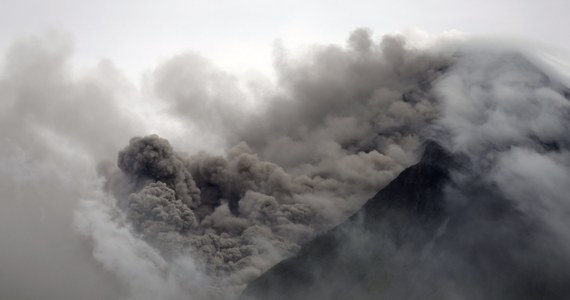 ​Już 34 tys. osób ewakuowano z okolic wulkanu Mayon na filipińskiej wyspie Luzon - poinformowała we wtorek agencja AP. Z krateru tryska fontanna lawy, która spływa po zboczach; sejsmolodzy ostrzegają, że w ciągu kilku dni możliwa jest silna erupcja.