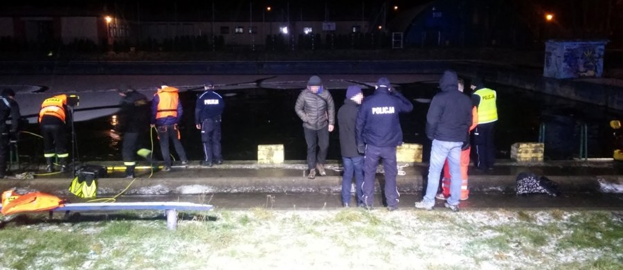 ​Strażacy zakończyli już przeszukiwanie nieczynnego basenu przy ulicy Akacjowej w Skarbimierzu na Opolszczyźnie. Pod dwójką dzieci bawiących się na zamarzniętym basenie załamał się lód. Z wody wyciągnięto 15-latkę i jej rok młodszego kolegę. Informację o tym zdarzeniu dostaliśmy na Gorącą Linię RMF FM.