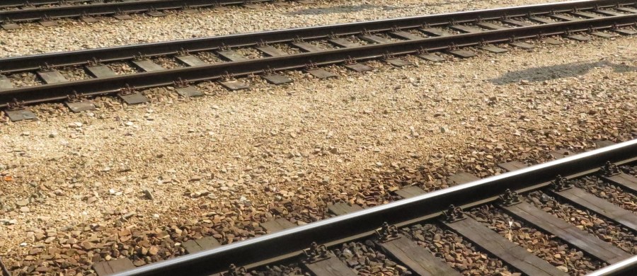 ​Jedna osoba zginęła, a kolejna została ranna po zderzeniu osobowej skody z pociągiem, do którego doszło wieczorem na przejeździe kolejowym w Kielcach. Na czas prac służb wstrzymano ruch na odcinku Kielce-Kielce Białogon.