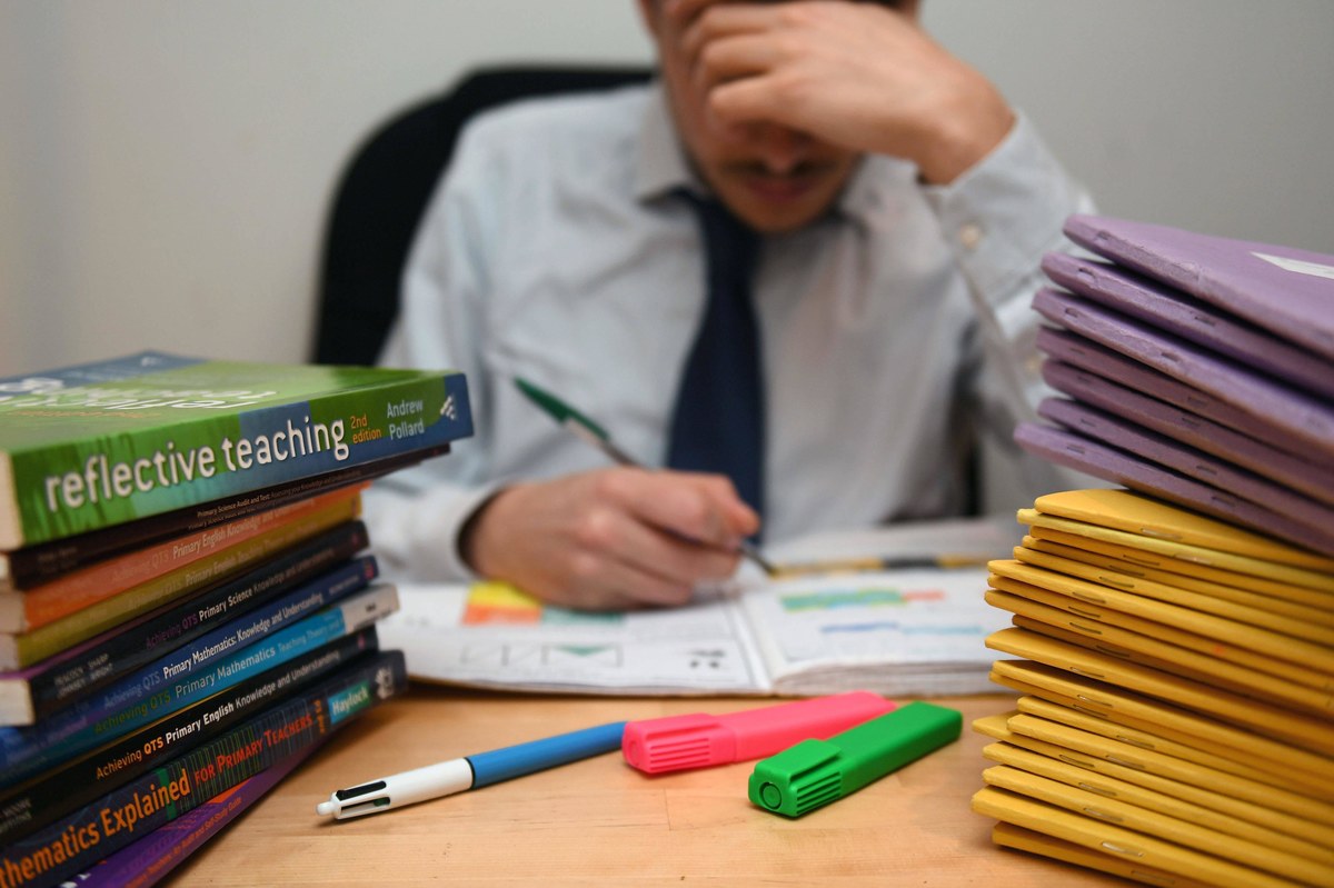 Ponad jedna trzecia pracowników w Polsce spodziewa się w tym roku podwyżki pensji. Wśród największych optymistów są brygadziści i kierownicy średniego szczebla. Takie są wnioski z najnowszego badania "Monitor Rynku Pracy" Instytutu Badawczego Randstad. Co trzecia firma planuje w najbliższych miesiącach powiększyć wynagrodzenie swoich pracowników. Najczęściej są to przedsiębiorstwa z branży logistycznej i transportowej. Z Katarzyną Gurszyńską, jedną z autorek badania sprawdzamy, jakie są patenty, żeby taką podwyżkę dostać. "Dzień dobry, wkładam dużo pracy w ostatni czas w naszej firmie. Przekłada się to na kolejne zyski dla naszego przedsiębiorstwa i na mniej pracy po twojej stronie. Porozmawiajmy o mojej podwyżce" - tak mogłoby brzmieć przykładowe zdanie otwierające rozmowę na temat podwyższenia wynagrodzenia lub premii. 