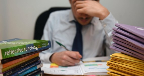 Ponad jedna trzecia pracowników w Polsce spodziewa się w tym roku podwyżki pensji. Wśród największych optymistów są brygadziści i kierownicy średniego szczebla. Takie są wnioski z najnowszego badania "Monitor Rynku Pracy" Instytutu Badawczego Randstad. Co trzecia firma planuje w najbliższych miesiącach powiększyć wynagrodzenie swoich pracowników. Najczęściej są to przedsiębiorstwa z branży logistycznej i transportowej. Z Katarzyną Gurszyńską, jedną z autorek badania sprawdzamy, jakie są patenty, żeby taką podwyżkę dostać. "Dzień dobry, wkładam dużo pracy w ostatni czas w naszej firmie. Przekłada się to na kolejne zyski dla naszego przedsiębiorstwa i na mniej pracy po twojej stronie. Porozmawiajmy o mojej podwyżce" - tak mogłoby brzmieć przykładowe zdanie otwierające rozmowę na temat podwyższenia wynagrodzenia lub premii. 