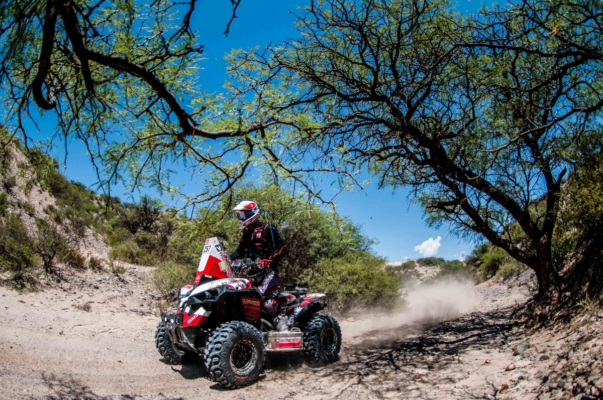 Wyjeżdżając z chłodnej i deszczowej Boliwii, uczestnicy 40. edycji Rajdu Dakar musieli szybko przestawić się na zgoła inne warunki. W Argentynie zrobiło się gorąco, a niemal każdy z rajdowców spędził na trasie etapu ponad 10 godzin. W tych trudnych warunkach Kamil Wiśniewski uzyskał 13. czas i awansował w klasyfikacji generalnej o trzy pozycje.