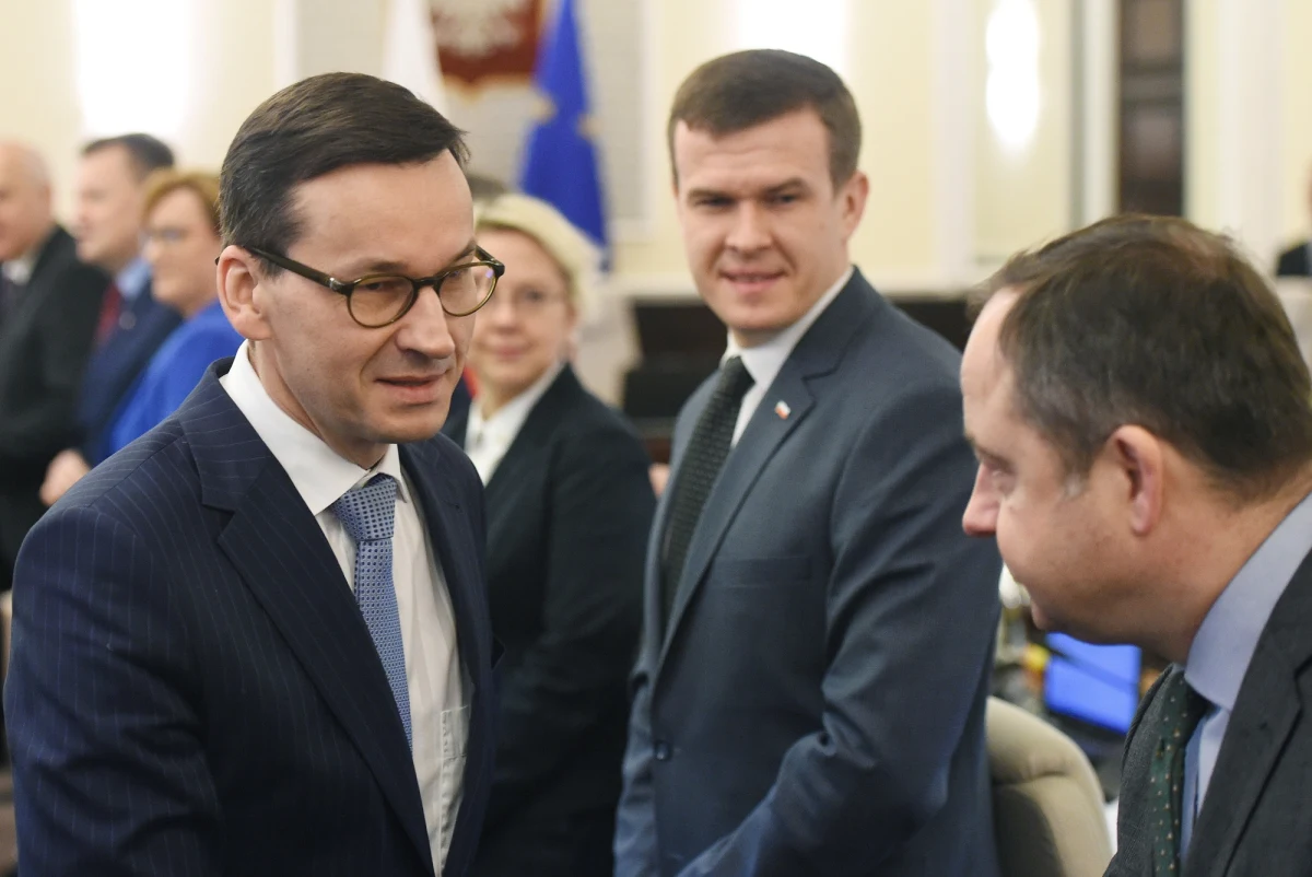 Chaos w rządzie Mateusza Morawieckiego. Tydzień po rekonstrukcji Rady Ministrów niektórzy ministrowie wciąż nie wiedzą, za co dokładnie odpowiadają. Ich pracownicy nie wiedzą więc, komu podlegają.