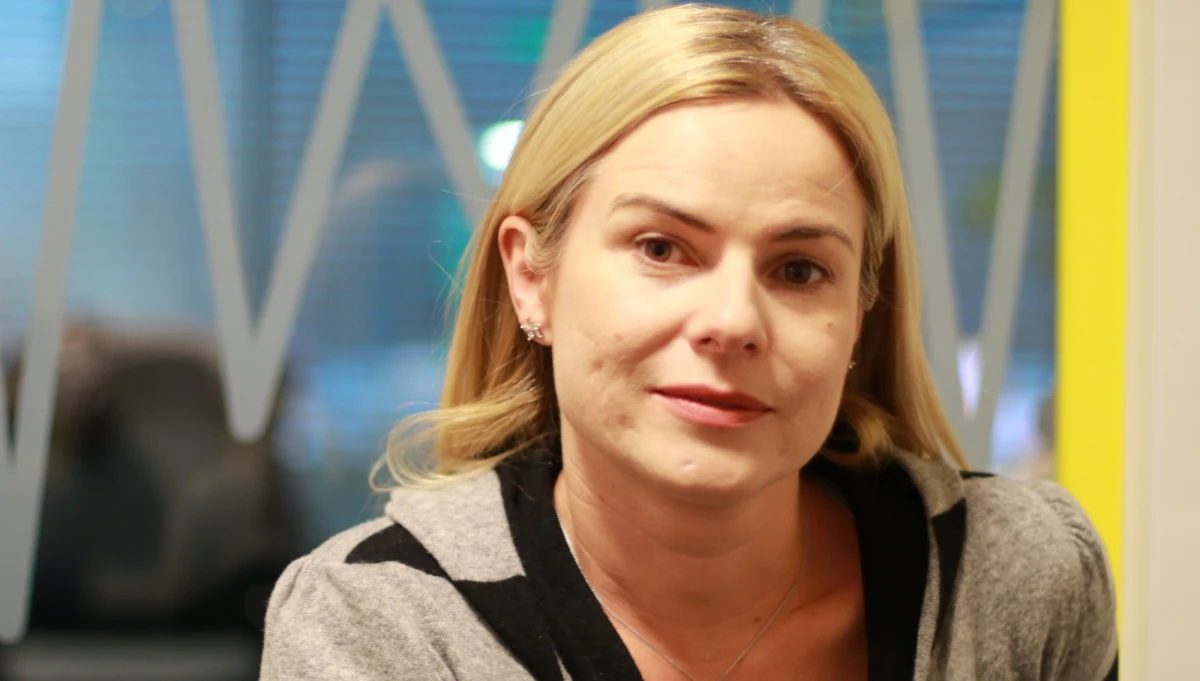 Joanna Schmidt szczerze przyznaje: jest kryzys w Nowoczesnej. „Jesteśmy przed intensywnymi, szczerymi, otwartymi rozmowami w klubie” – powiedziała posłanka w Porannej rozmowie w RMF FM. O swoim zawieszeniu, mówiła, że zrobiła to w „proteście przeciwko kolegom i koleżankom”. Przyznaje, że niezależnie od poglądów, projekt Ratujmy Kobiety powinien zostać skierowany do dalszych prac. „Prowadziłam ustawę, rekomendowałam jako poseł prowadzący, bo taki jest zwyczaj, by kierować do komisji. Niestety, na mównicy byłam obrócona w prawą stronę. Nie miałam pojęcia, że muszę się odwracać także w lewo” – powiedziała posłanka Nowoczesnej. Oceniła także, że debiut Kamili Gasiuk-Pihowicz jako przewodniczącej klubu jej „nie wyszedł”. „U niej jest teraz duża determinacja, bo wie, że na niej spoczywa ciężar posklejania klubu i wyjścia z tego kryzysu” – dodała. O Katarzynie Lubnauer ma z kolei bardzo dobre zdanie. „Ostatnie dni pokazują, że Katarzyna Lubnauer odważnie, otwarcie staje naprzeciw problemem. Nie chowa głowy w piasek, za to ją cenię” – mówiła posłanka Nowoczesnej. Schmidt uważa także, że gdyby nie głosowanie nad projektem ws. aborcji, to Nowoczesna utrzymałaby dwucyfrowy wynik w sondażach. Nie uważa też, że jej wyjazd z Ryszardem Petru był główny czynnikiem spadku poparcia. „Przez rok temat był wałkowany. Różne czynniki wpłynęły na te spadki, była bardzo trudna sytuacja polityczna, był proces, trudne negocjacje opozycji z PiS-em” – mówiła rozmówczyni Roberta Mazurka. 