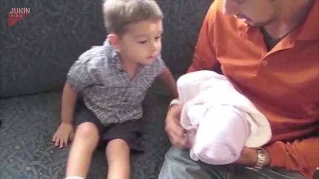 Chłopczyk odwiedził swojego nowo narodzonego brata w szpitalu po raz pierwszy. Na początku był zdenerwowany, ale kiedy tylko położyli mu go na kolana w momencie się zakochał. Urocze.