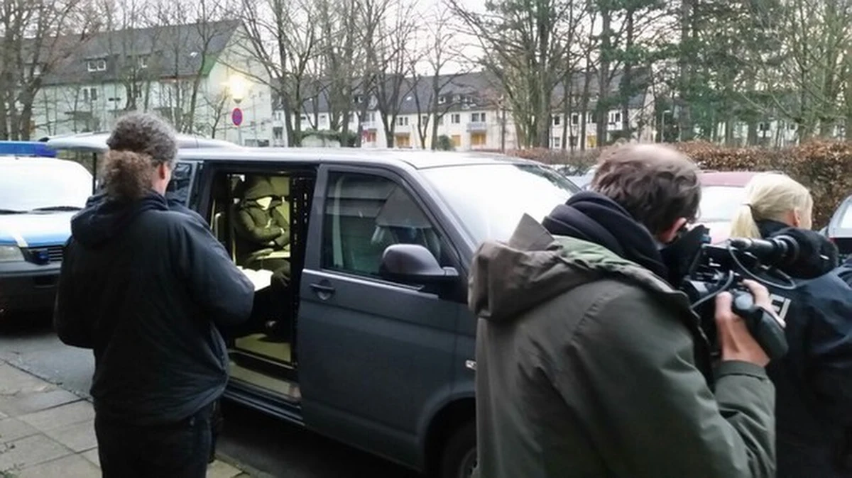 Niemiecka policja kryminalna przeprowadziła w Berlinie i siedmiu innych landach akcję przeciwko polsko-syryjskiemu gangowi przemytników ludzi. W przeszukiwaniach mieszkań i zatrzymaniach podejrzanych udział wzięło 170 funkcjonariuszy. W krótkim komunikacie na Twitterze niemiecka policja informuje o wielu zatrzymanych. 