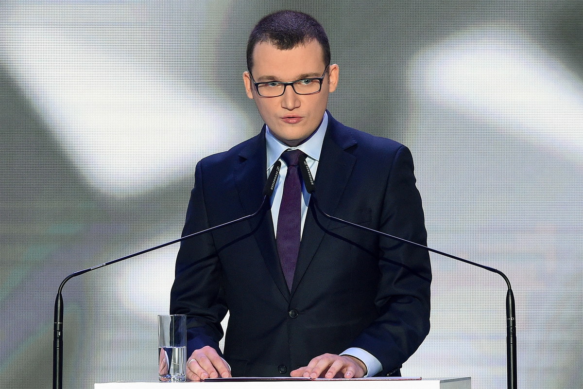 Paweł Szefernaker otrzymał w środę nominację na wiceministra spraw wewnętrznych i administracji.  Będzie odpowiadał za sprawy związane z administracją, współpracę z samorządem terytorialnym, Kościołami, związkami wyznaniowymi oraz mniejszościami narodowymi i etnicznymi.
Nowy sekretarz stanu w resorcie też został pełnomocnikiem Rządu ds. Współpracy z Samorządem Terytorialnym.