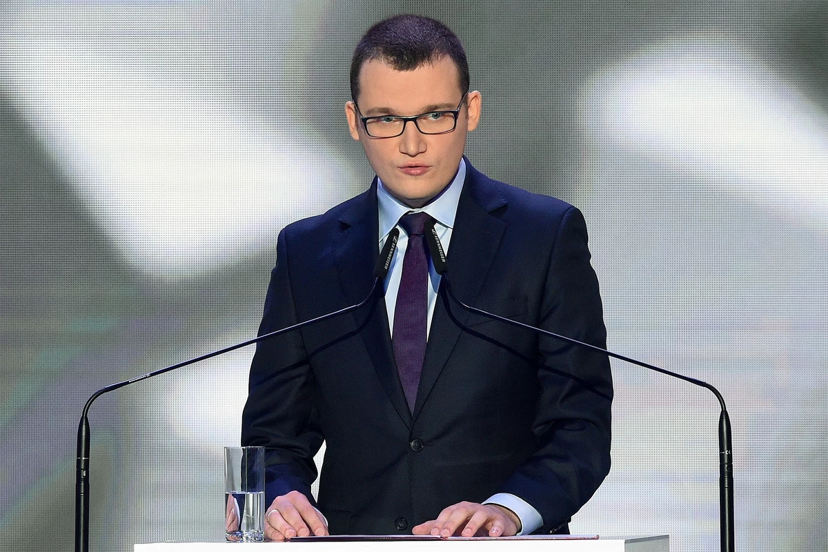 Paweł Szefernaker otrzymał w środę nominację na wiceministra spraw wewnętrznych i administracji.  Będzie odpowiadał za sprawy związane z administracją, współpracę z samorządem terytorialnym, Kościołami, związkami wyznaniowymi oraz mniejszościami narodowymi i etnicznymi.
Nowy sekretarz stanu w resorcie też został pełnomocnikiem Rządu ds. Współpracy z Samorządem Terytorialnym.