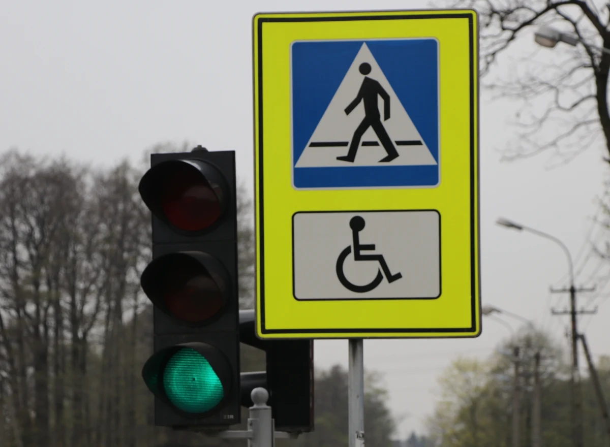 Zarzut spowodowania śmiertelnego wypadku przedstawiła prokuratura w Pruszczu Gdańskim 35-letniemu kierowcy ciężarówki, która we wtorek w Trąbkach Wielkich (Pomorskie) potraciła na przejściu dla pieszych 8-letnią dziewczynkę i jej matkę. Dziecko zginęło na miejscu.