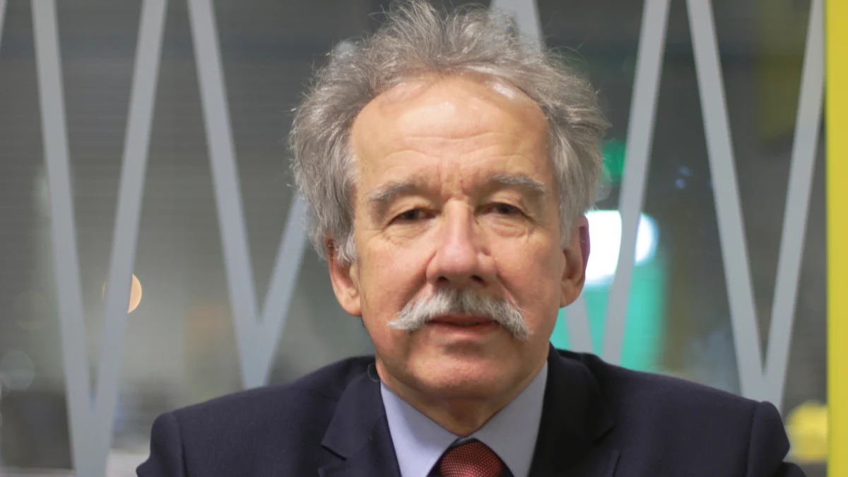 "Uważamy, że przepisy, które wprowadzono, (…) powodują, że znaczenie PKW (…) zostało zminimalizowane. Chcieliśmy wyrazić nasze stanowisko. Niebezpieczeństwa tych przepisów upatrujemy w tym, że zostały one wprowadzone tak późno, i w tym, że wiążą nam one ręce w zakresie powoływania najważniejszych organów z nami współpracujących" - powiedział w Popołudniowej rozmowie w RMF FM Wojciech Hermeliński, komentując podpisanie nowelizacji Kodeksu wyborczego przez prezydenta. "Chcemy podjąć tę próbę, zapadło uzgodnienie, że podejmujemy żadnych pochopnych decyzji, podejmiemy się próby powołania szefa KBW i komisarzy wyborczych" – zapewnił przewodniczący Państwowej Komisji Wyborczej. "Nie możemy dzisiaj powiedzieć 'odchodzimy', ponieważ nie zgadzamy się z nowymi przepisami (wyborczymi)" - zaznaczył Hermeliński. "Nie mogę powiedzieć tak, że to jest 'koniec wolnych wyborów w Polsce'" – tak szef PKW skomentował wypowiedzi polityków opozycji, krytykujących nowelizację kodeksu wyborczego. Jak zapewnił, Komisja chce nawiązać kontakt z szefem MSWiA Joachimem Brudzińskim, jeśli chodzi o kwestie związane z organizacją wyborów. "Nie próbowałem rozmawiać z Jarosławem Kaczyńskim (o zmianach kodeksu wyborczego), nie bardzo widzę ku temu podstawy" – dodał szef PKW. 