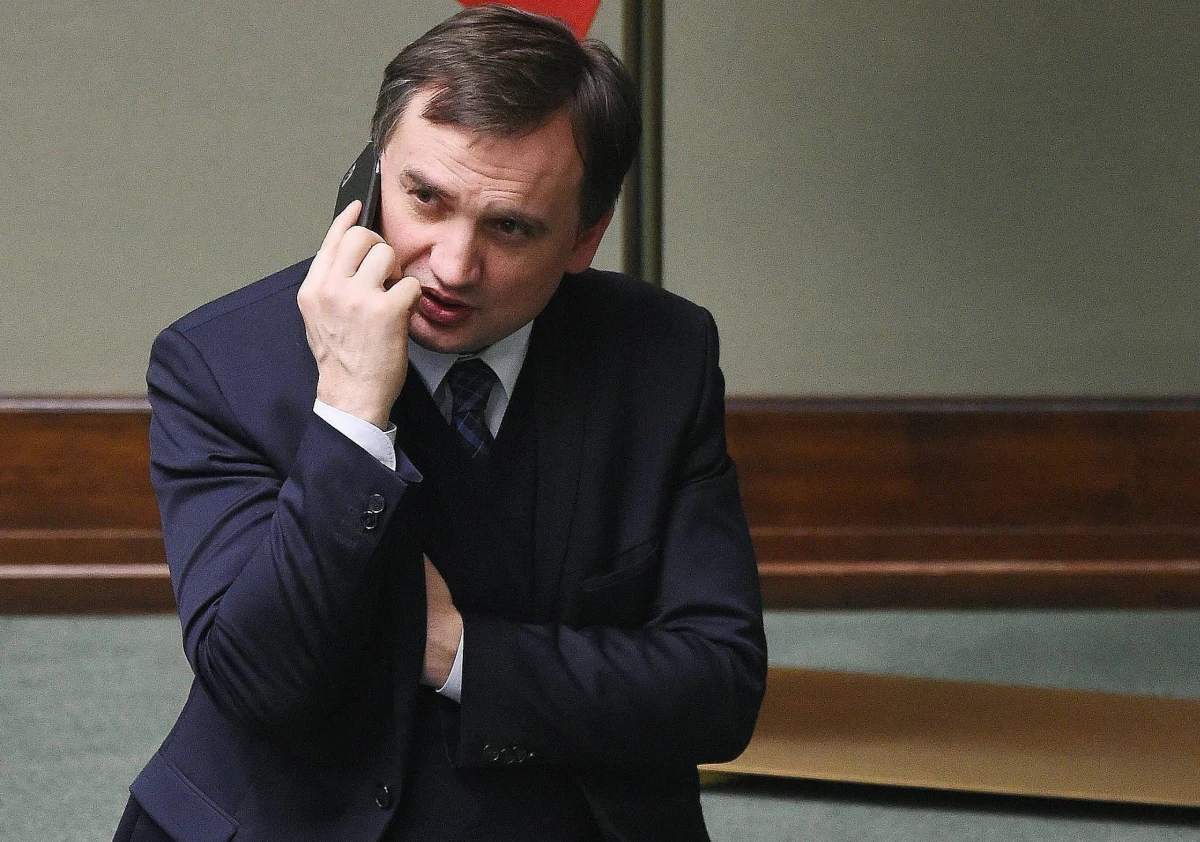 Prezesi Sądu Okręgowego w Łodzi, podlegającego mu Sądu Rejonowego Łódź Śródmieście i Sądu Rejonowego w Toruniu stracili stanowiska. Poinformowało o tym Ministerstwo Sprawiedliwości. Co ciekawe, odwołania następują dwa dni po tym, jak sędziowie łódzkiego SO m.in. zaapelowali do wszystkich orzekających w tym sądzie i podległych mu rejonowych o niekandydowanie do nowej Krajowej Rady Sądownictwa. Resort sprawiedliwości wskazuje tymczasem na złą pracę wspomnianych instytucji.