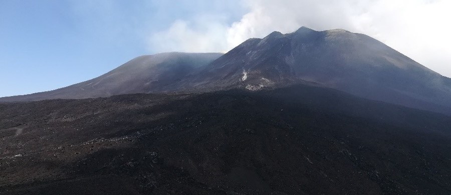 Etna, najbardziej aktywny wulkan na terytorium Europy może... wcale nie być wulkanem. Taką zaskakującą teorię formułuje w najnowszym numerze czasopisma "Earth-Science Reviews" Carmelo Ferlito, wulkanolog z Università di Catania. Badacz z Sycylii wskazuje na wyniki badań świadczących o tym, że Etna zachowuje się raczej jak gorące źródło. Chodzi mu przede wszystkim o intensywną emisję pary wodnej, dwutlenku węgla i dwutlenku siarki. To jeszcze nie dowodzi, że Etna nie jest wulkanem. Wskazuje jednak, że zachowuje się inaczej niż inne wulkany.