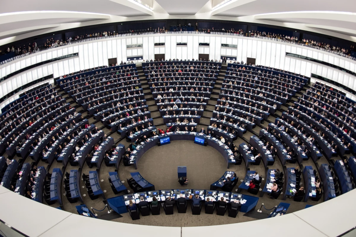 ​Europosłowie prawie wszystkich grup politycznych przestrzegali w środę w Strasburgu przed wtrącaniem się Rosji w sprawy UE i dezinformacją Kremla. Apelowali o zintensyfikowanie działań w UE, które mają przeciwdziałać rosyjskiej propagandzie. Oddziaływanie rosyjskiej propagandy na państwa UE oraz wywieranie wpływu na wybory w niektórych krajach poprzez dezinformację były przedmiotem środowej debaty w Parlamencie Europejskim w Strasburgu. Duński europoseł Jeppe Kofod (Socjaliści i Demokraci) ocenił, że Kreml ingeruje w różne aspekty zachodniej demokracji, jak wybory w USA czy referendum ws. Brexitu. Przypomniał, że w 2019 r. odbędą się wybory do Parlamentu Europejskiego. Pojawia się pytanie, ile miejsc w następnym Parlamencie zdobędzie Rosja - powiedział.