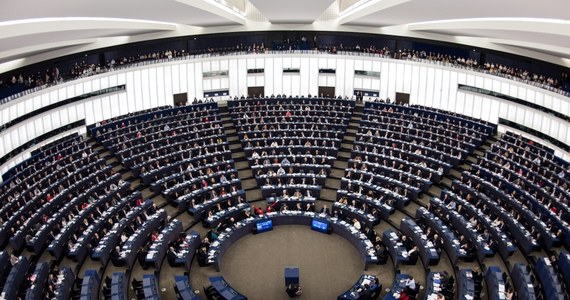​Europosłowie prawie wszystkich grup politycznych przestrzegali w środę w Strasburgu przed wtrącaniem się Rosji w sprawy UE i dezinformacją Kremla. Apelowali o zintensyfikowanie działań w UE, które mają przeciwdziałać rosyjskiej propagandzie. Oddziaływanie rosyjskiej propagandy na państwa UE oraz wywieranie wpływu na wybory w niektórych krajach poprzez dezinformację były przedmiotem środowej debaty w Parlamencie Europejskim w Strasburgu. Duński europoseł Jeppe Kofod (Socjaliści i Demokraci) ocenił, że Kreml ingeruje w różne aspekty zachodniej demokracji, jak wybory w USA czy referendum ws. Brexitu. Przypomniał, że w 2019 r. odbędą się wybory do Parlamentu Europejskiego. Pojawia się pytanie, ile miejsc w następnym Parlamencie zdobędzie Rosja - powiedział.
