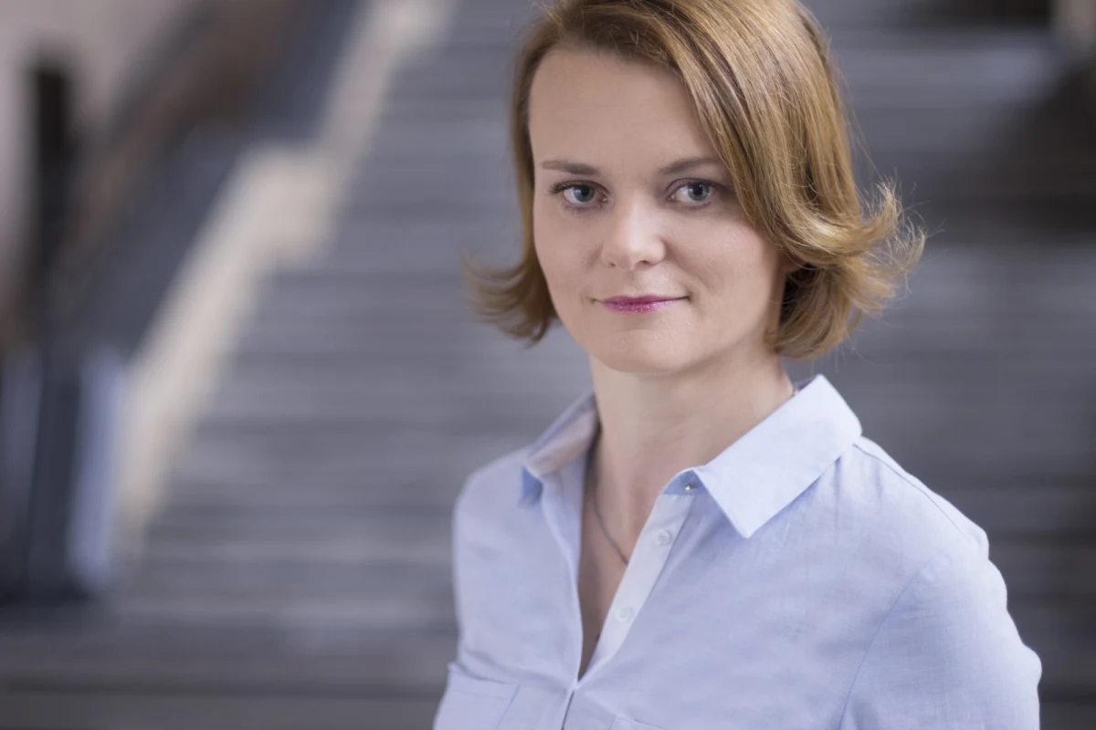 "Przedsiębiorcy to jest najciężej pracująca grupa zawodowa w Polsce i ciągle najmniej doceniana. Mamy nadzieję, że oni znajdą w nas prawdziwego partnera. Przedsiębiorca ma być dzisiaj partnerem. Ma być tym, któremu minister służy" - powiedziała w Porannej rozmowie w RMF FM Jadwiga Emilewicz, minister przedsiębiorczości i technologii. Zadeklarowała też, że walka z ubóstwem energetycznym to podstawowy cel jej resortu na ten rok. "Chcemy przestać rozdawać pieniądze tym, którzy brali je przez ostatnie 6-7 lat na ocieplenie domu, na wymianę kotłów, a których naprawdę na to stać, bo przed ich domami stoją samochody, które raczej wskazują na to, że mogliby to zrobić sami i przeznaczyć te środki na tych, którzy są dotknięci ubóstwem energetycznym" - tłumaczyła. "To nie jest ministerstwo stworzone specjalnie dla mnie" - zapewniła Emilewicz. "Wyrabiamy NIP i REGON. Dzięki uproszczeniom wdrożonym przez Ministerstwo Rozwoju jeszcze w ubiegłym roku będzie to trwało tylko kilka dni, a nie kilka miesięcy" - poinformowała. 