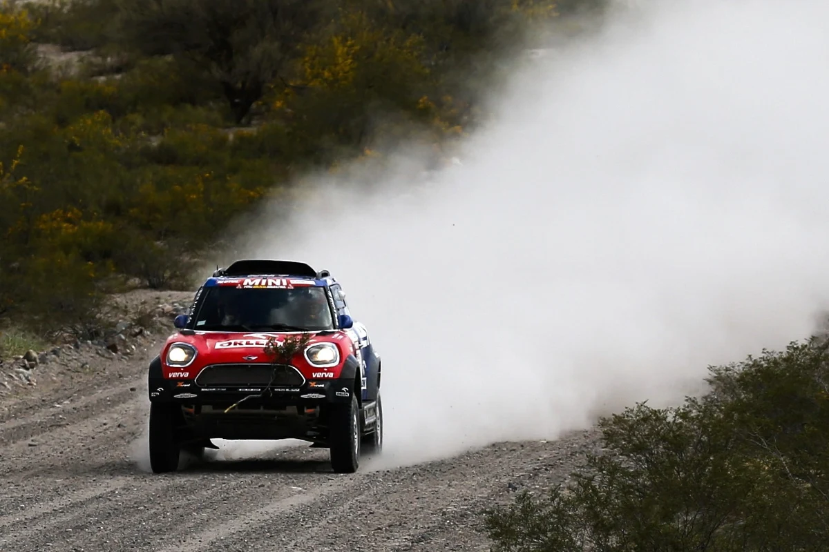 ​Coraz bliżej triumfu w Rajdzie Dakar jest hiszpański kierowca Carlos Sainz. Wprawdzie na 11. etapie z Belen do Chicelito był trzeci, ale i tak minimalnie powiększył przewagę nad kolegą z Peugeota Stephanem Peterhanselem. Jakub Przygoński w Mini utrzymał szóste miejsce.