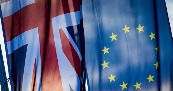 ​Brytyjska Izba Gmin przyjęła w środę wieczorem projekt rządowej ustawy zapewniającej ramy prawne wyjścia kraju z Unii Europejskiej. Dalsze prace będą kontynuowane przez Izbę Lordów.