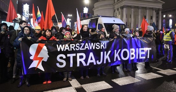 W wielu miastach w Polsce odbywały się protesty ws. zmian przepisów dot. aborcji. Pod hasłem "Czarna Środa" ulicami Warszawy przeszedł marsz zwolenników liberalizacji obowiązującej ustawy. Manifestacje odbyły się też w innych miastach, m.in. w Krakowie, Wrocławiu i Poznaniu.