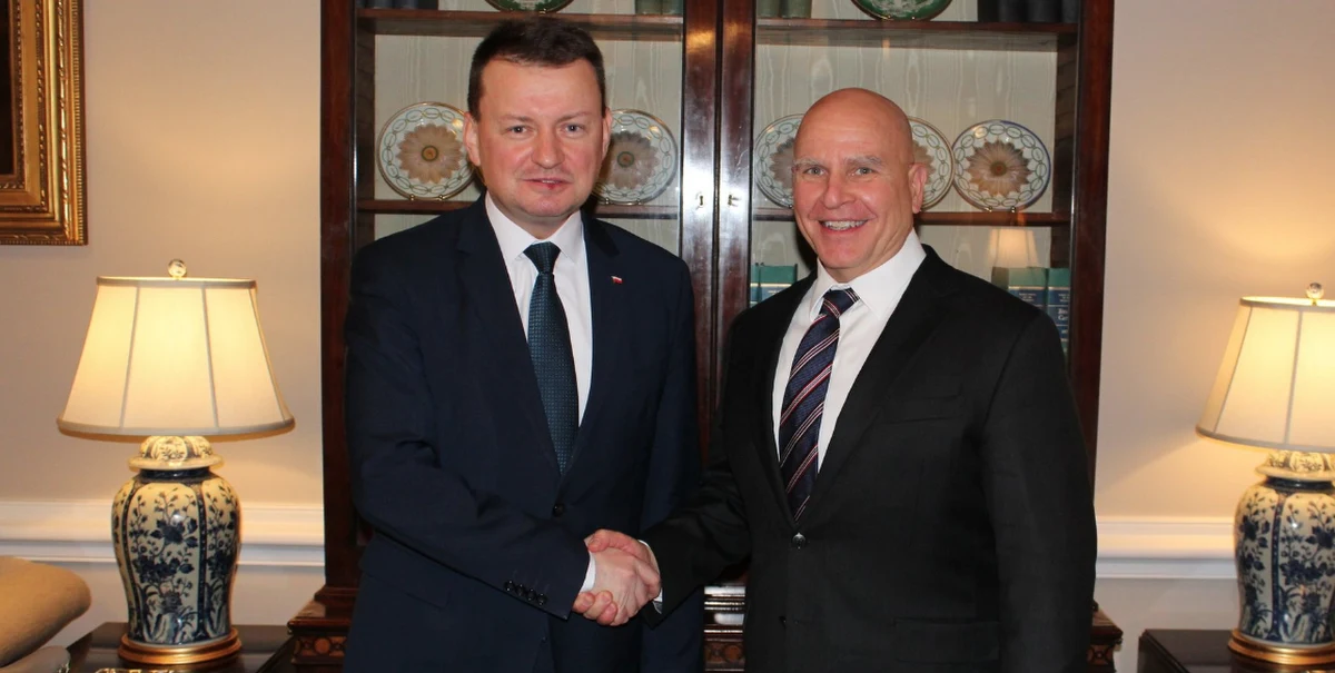 "Rozmawialiśmy na temat obecności wojsk Stanów Zjednoczonych w Polsce. Złożyłem deklarację zgodnie z tym, co postanowiliśmy w ramach rządu, oczekujemy liczniejszej obecności wojsk Stanów Zjednoczonych w Polsce" - powiedział szef MON Mariusz Błaszczak po spotkaniu z doradcą prezydenta USA ds. bezpieczeństwa gen. broni Herbertem Raymondem McMasterem. Nawiązując do zapowiadanej na przyszły tydzień kolejnej wizyty delegacji MON w USA ws. zestawów obrony przeciwlotniczej i przeciwrakietowej Patriot, Błaszczak powiedział, że "negocjowane są szczegóły". "Wszystko jest na dobrej drodze” – dodał.