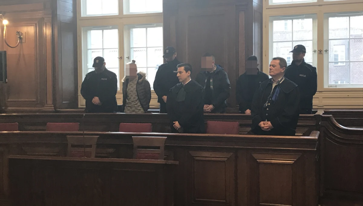 ​Jest wyrok w sprawie czterech osób oskarżonych o porwanie, maltretowanie i zgwałcenie 18-latka z Gdańska. Sąd skazał trzech mężczyzn i kobietę na od 4 do 6 lat więzienia.