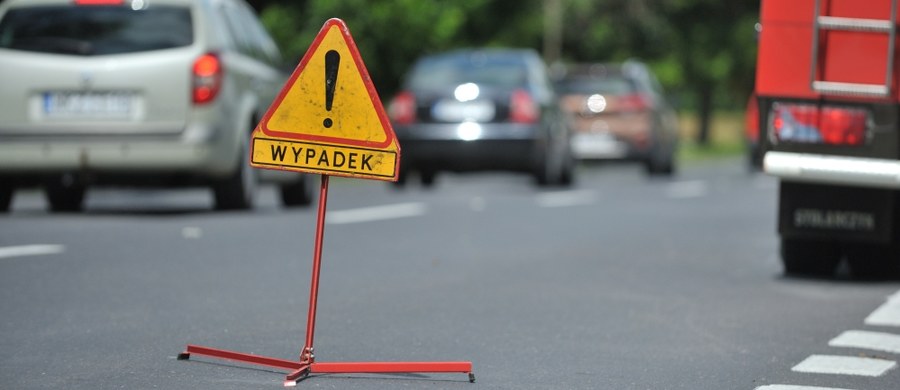 Troje dzieci trafiło do szpitala po wypadku autobusu szkolnego w okolicach Wysokiego Mazowieckiego na Podlasiu. W pojazd przewożący uczniów uderzyła ciężarówka. 