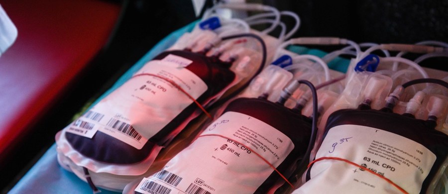 A Rh-, O Rh-, B Rh – tych grup krwi brakuje w stacji krwiodawstwa we Wrocławiu. Lekarze przyznają, że część krwiodawców wyjechała na ferie, ale pacjenci nie odpoczywają. Krwi nie można zbyt długo magazynować, stąd apel o regularną pomoc.